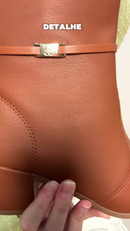 Bota Feminina GiGiL Montaria Cano Alto Bico Fino Salto Bloco Detalhe Metal Elegante Sofisticado